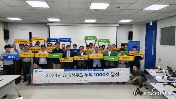 자문위원회 후 기념촬영을 하고 있다