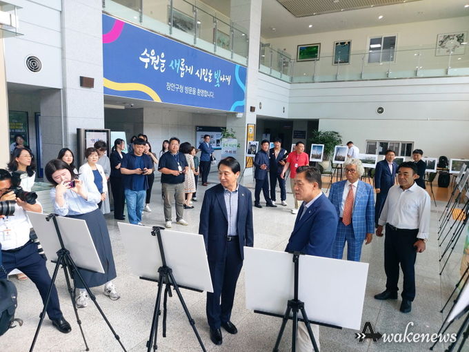 중국 지난시(산동성)가 수원시 장안구청 1층 로비에서 ‘중국 지난시 사진전’을 오늘(12일)부터 14일까지 열고 본격적인 수원시와의 문화교류 증진에 한발 다가섰다.(사진 신화통신)
