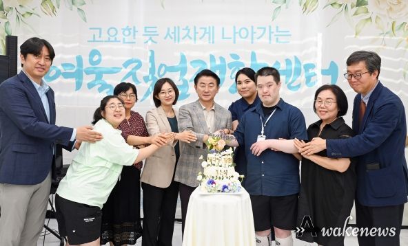 김동근 시장이 6월 12일 장애인직업재활시설 ‘여울직업재활센터’ 개소식에 참석해 관계자들과 함께 기념사진을 찍고 있다.