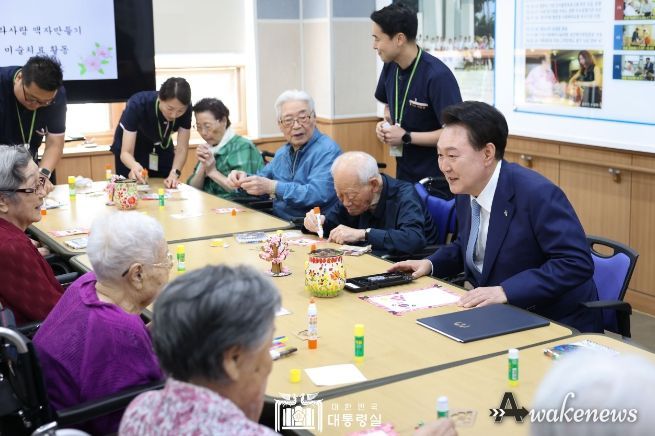 6월 21일 윤석열 대통령은 경기도 소재 수원보훈요양원을 방문해 국가를 위해 헌신한 국가유공자 어르신들에게 감사의 마음을 전했다.