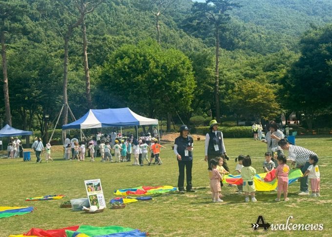 20일 용인자연휴양림에서 열린 유아숲 특별 프로그램 '숲속의 물놀이터'에 참여한 어린이들이 체험 놀이 프로그램을 즐기고 있는 모습.