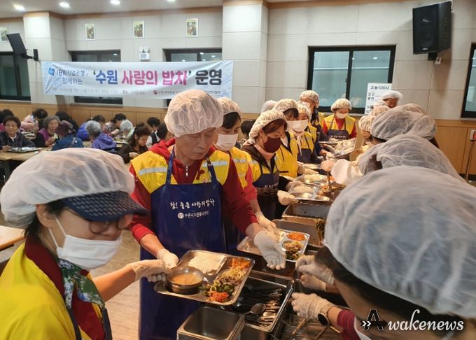 수원시자원봉사센터와 봉사단이 올해 상반기 권선구 고색동성당에서 취약계층 어르신을 대상으로 펼치고 있는 ‘사랑의 밥차’의 활동 모습.