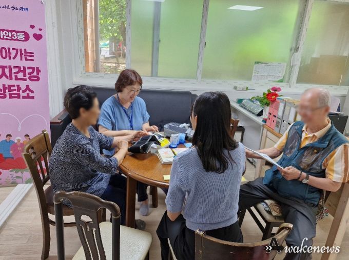 광명시 하안3동 행정복지센터는 지난 24일 하안주공아파트 6단지 경로당에서 ‘찾아가는 복지건강상담소’를 운영했다.