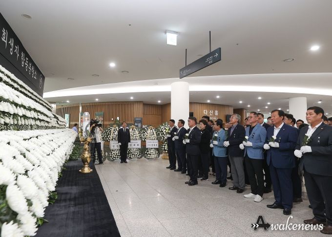 경기도의회 국민의힘, 화성 공장 화재 희생자 합동분향소 참배