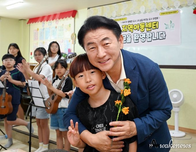 김동근 시장이 7월 1일 취임 2주년 첫 행보로 클나무 지역아동센터를 방문해 아이들과 소통하고 있다
