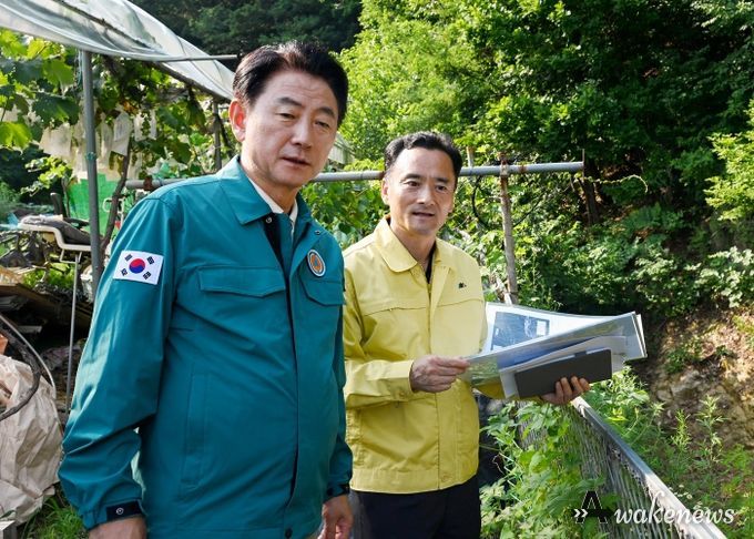 김동근 시장이 여름철 집중호우에 대비해 7월 1일 산사태 발생 취약지역에 대한 긴급 현장점검을 하고 있다.
