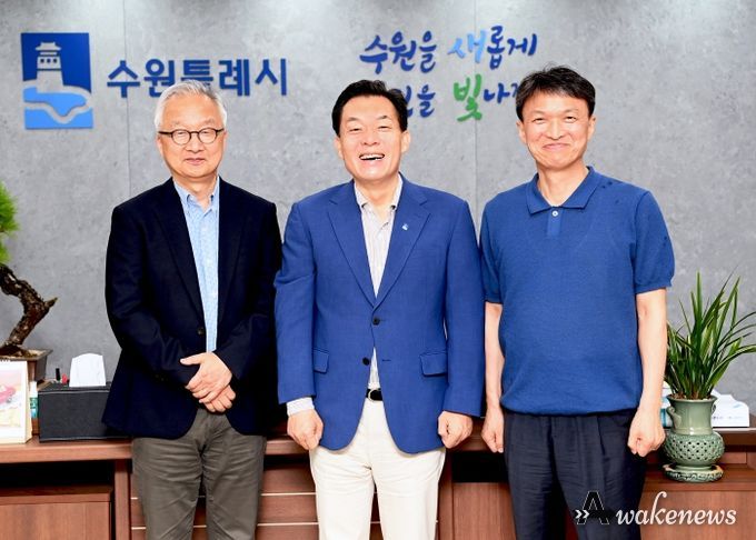 이재준 수원시장(가운데), 루크 리 하버드대 의과대학 교수(왼쪽), 조규진 성균관대 생명물리학과 교수가 간담회 후 함께하고 있다.