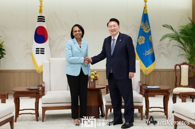 7월 2일 윤석열 대통령은 「콘돌리자 라이스(Condoleezza Rice)」 전 국무장관(現 스탠포드大 후버연구소 소장)을 접견하고 우크라이나 전쟁을 포함한 글로벌 정세와 최근 러-북 관계, 그리고 한반도 정세에 대해 의견을 교환했다.