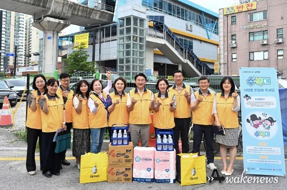 김동근 시장이 7월 3일 ‘수(水)색대’ 사업에 참여해 동 지역사회보장협의체 위원들과 기념사진을 찍고 있다.