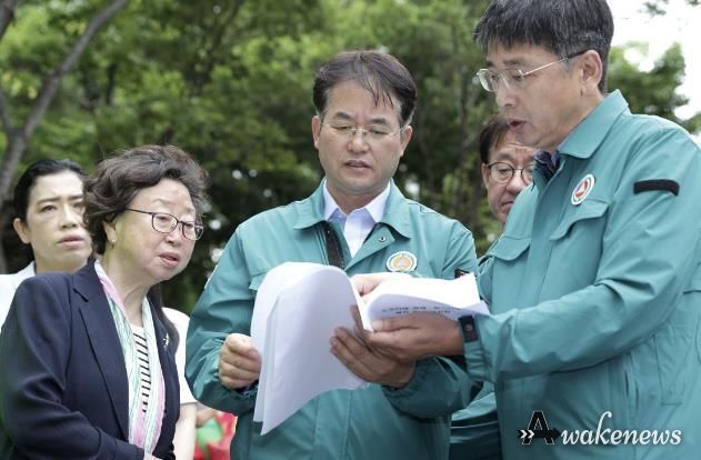 탄현동 숯고개공원 우수저류시설 예정지를 살펴보는 이동환 고양특례시장