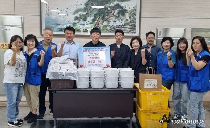 광명시 소하2동 지역사회보장협의체는 9일 ‘한끼나눔 찬찬찬’ 사업과 함께 KTX광명역사컨벤션웨딩홀 후원으로 삼계탕 50세트를 어르신들께 전달하는 행사를 진행했다