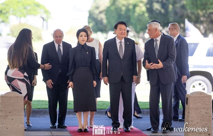 7월 8일 윤석열 대통령 부부는 미 태평양 국립묘지를 찾아 헌화했다.