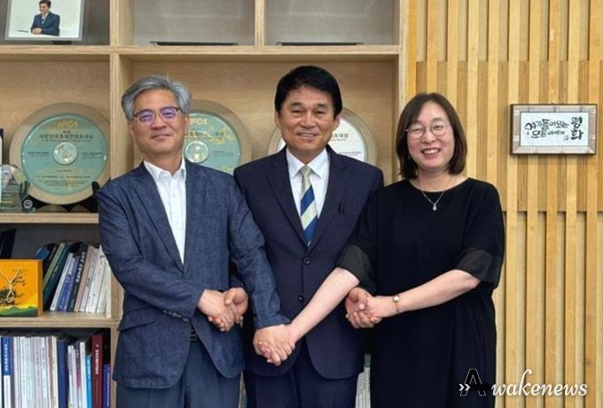 (왼쪽부터)서영철 금천문화재단 대표이사, 최우규 안양문화예술재단 대표이사, 어연선 광명문화재단 대표이사가 손을 맞잡고 협력을 약속하고 있다.