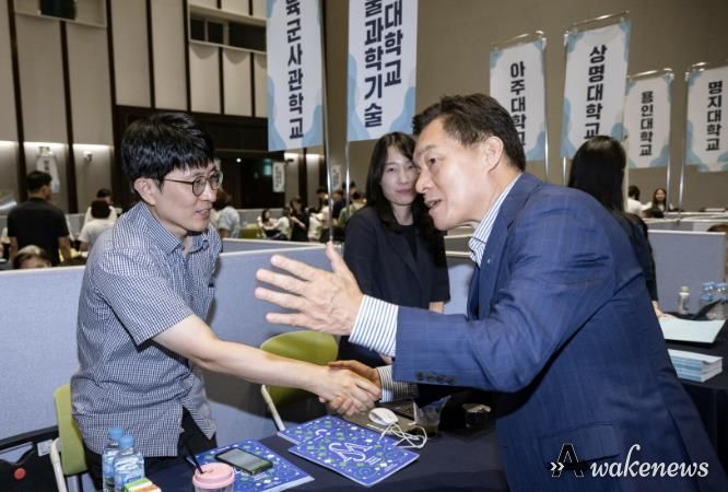 이재준 수원시장이 대학입시박람회장을 찾아 참가자들과 대화하고 있다.