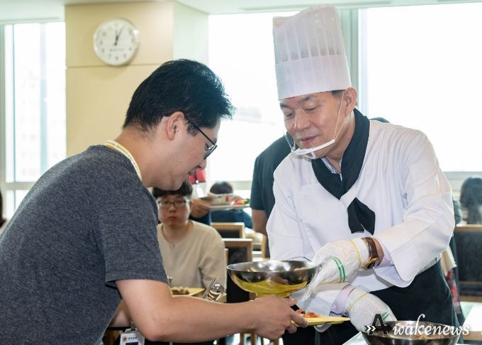 이재준 수원시장이 직원들에게 삼계탕을 배식하고 있다.