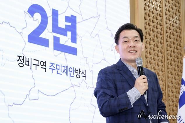 지난 5월 ‘도시재정비 활성화 전략 발표’에서 이재준 수원특례시장이 정비구역 지정을 주민제안 방식으로 전환하는 내용을 설명하고 있다.