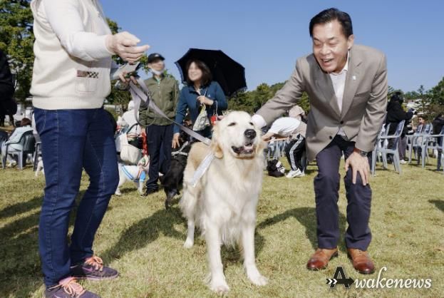 이재준 수원시장이 2023년 10월 열린 수원시 반려동물한마음축제에 함께하고 있다.