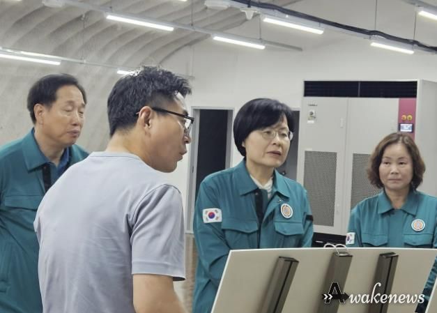 ‘민방위 정부지원 주민대피소'를 현장점검하고 있는 이정화 제2부시장