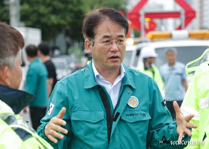 덕이동 도로 피해현장을 점검하고 있는 이동환 고양특례시장