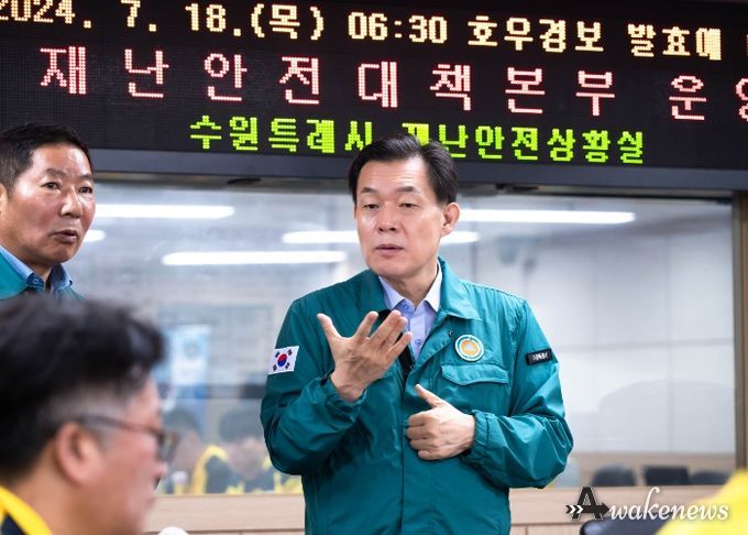 이재준 수원시장이 재난안전대책본부에서 집중호우 대비 예찰 활동을 강조하고 있다.