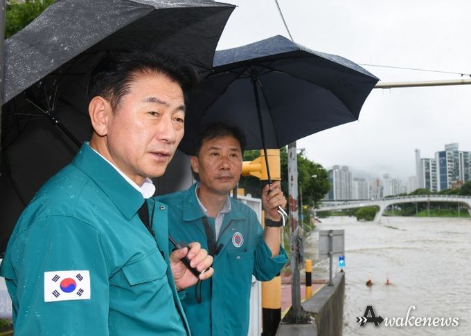 김동근 시장이 7월 17일 긴급 현장점검에 나서 중랑천 일대를 살펴보고 있다.