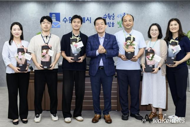 이재준 수원시장(가운데)이 친절왕 공무원들과 함께하고 있다.