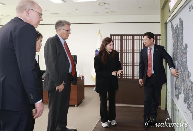 지난 2월 용인특례시를 방문한 윌리엄슨 카운티 관계자들에게 이상일 용인특례시장이 시의 반도체 육성 정책을 소개하고 있는 모습