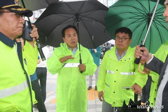 이권재 오산시장이 지난 18일 오전 남촌대교 인근에서 현장점검회의를 하는 모습. (사진 왼쪽부터) 박정웅 오산경찰서장, 이권재 시장, 김동구 한강유역환경청장.