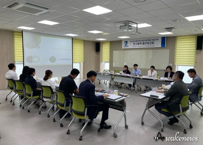 수원청소년희망등대센터에서 중간 보고회를 진행하고 있다.