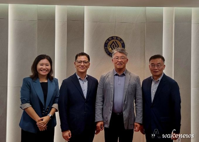최기주 아주대학교 총장과 조직위원회 관계자들이 위촉장 수여 후 기념 사진을 촬영하고 있다.