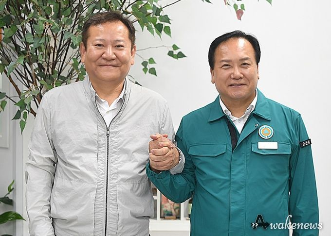 이권재 오산시장이 지난해 9월 이상민 행정안전부 장관을 만나 재난안전 및 생활환경 개선을 위한 주요 사업 필요성에 대해 설명하는 모습.