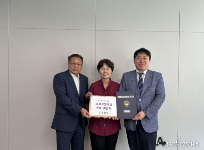 왼쪽부터 성남교육지원청 이상호 교육국장, 경기도교육청 고아영 융합교육국장