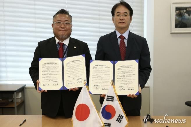 고양시-Vbest(베리베스트)법률사무소 업무협약 체결식((좌)하기와라 타츠야, (우)이동환 고양특례시장)