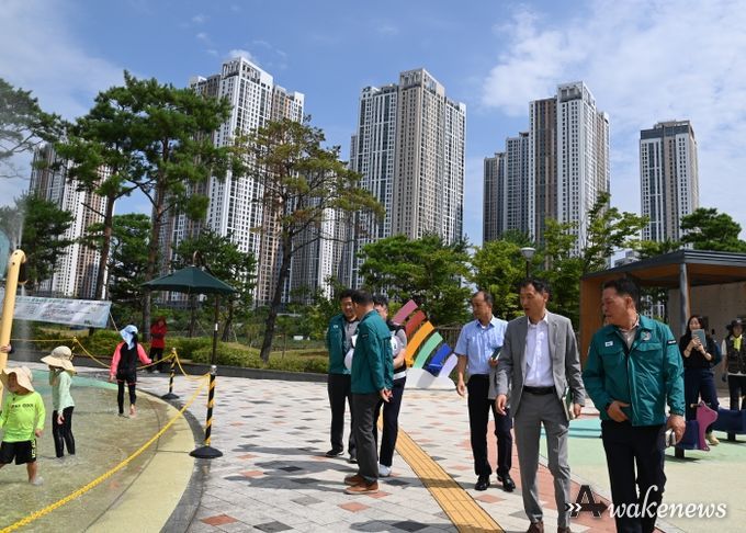 화성도시공사 경영진들이 직접 물놀이장 특별 합동점검을 실시하고 있다. (화성도시공사 제공)
