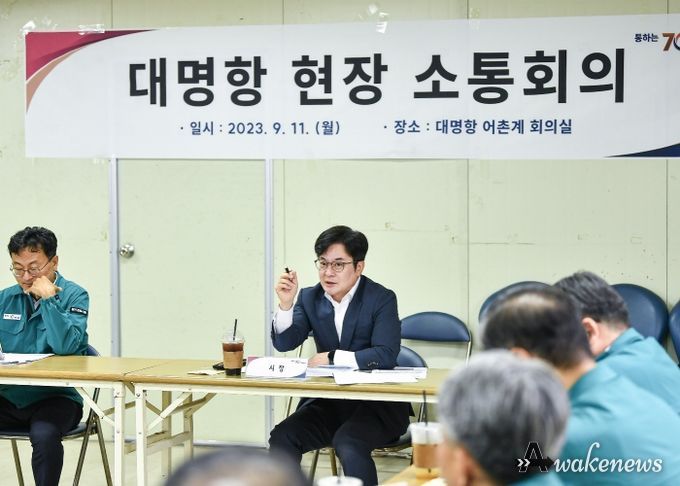 김포시는 해양하천과로 조직 정비하고, 대명항 활성화 TF를 운영하며 해양관광도시로의 도약을 꾸준히 준비해왔다. 김병수 시장은 이상민 행안부장관에게 대명항의 강점을 소개하기도 하고, 경기도와 해양수산부의 협조를 이끌어내기 위해 직접 발로 뛰는 노력을 이어왔다. 현장평가 당시에도 김 시장이 직접 나서 브리핑하고 있다.
