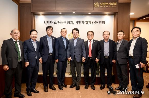 사진 좌측에서 다섯 번째 조성대 의장, 여섯 번째 이홍균 경기동부상공회의소 회장