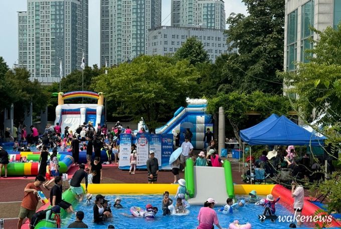 '첨벙첨벙 물놀이' 행사에서 물놀이를 즐기고 있는 시민들의 모습