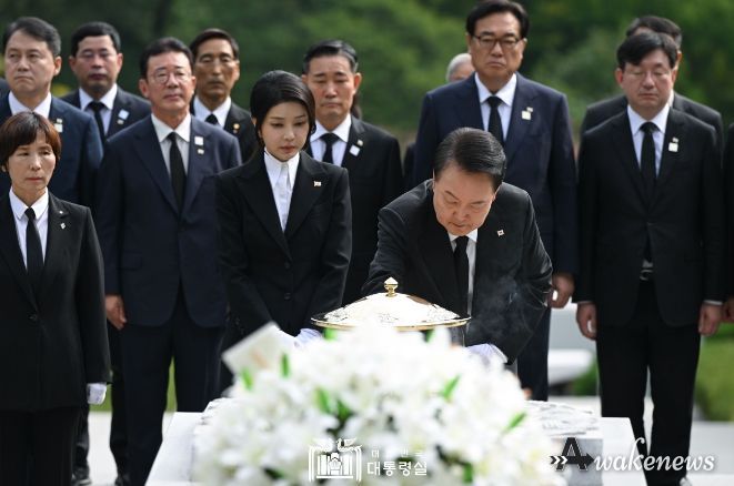 8월 15일 윤석열 대통령 부부는 육영수 여사 서거 50주기를 맞아 국립서울현충원을 찾아 육영수 여사의 묘역을 참배했다.
