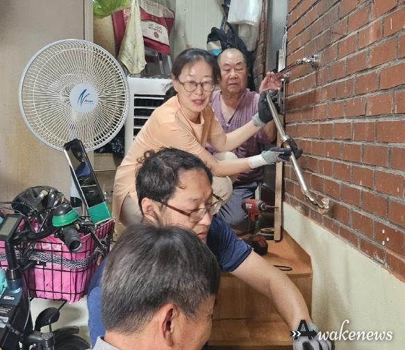 한 어르신 가정에 안전바를 설치하고 있다.