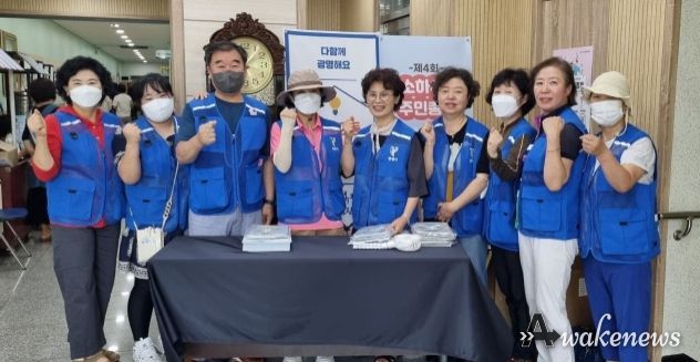 광명시 소하2동 지역사회보장협의체는 지난 17일 복지 사각지대 발굴을 위한 ‘어려운 이웃 찾기-이웃애(愛)이음 캠페인’을 실시했다. 사진은 소하2동 지역사회보장협의체 위원들이 기념사진을 촬영하는 모습.