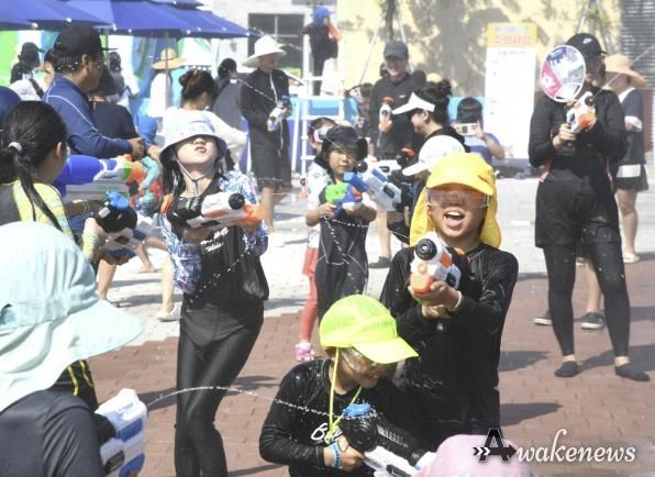 물총축제는 아이부터 어른까지 모두 즐길 수 있다.