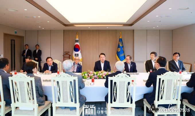 8월 21일 윤석열 대통령은 용산 대통령실에서 통일·외교 원로들과 오찬 간담회를 갖고, 「8.15 통일 독트린」에 대해 의견을 교환했다.