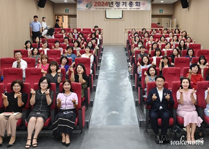 김동근 시장이 8월 23일 ‘2024년 의정부시어린이집연합회 정기총회’에서 참석자들과 기념사진을 찍고 있다.