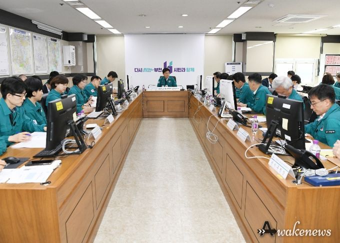 조용익 부천시장(가운데)이 26일 열린 ‘부천시 재난안전대책본부 6차 회의’에서 향후 화재 사고 재발 방지를 위한 대책 마련에 힘써달라고 말했다.