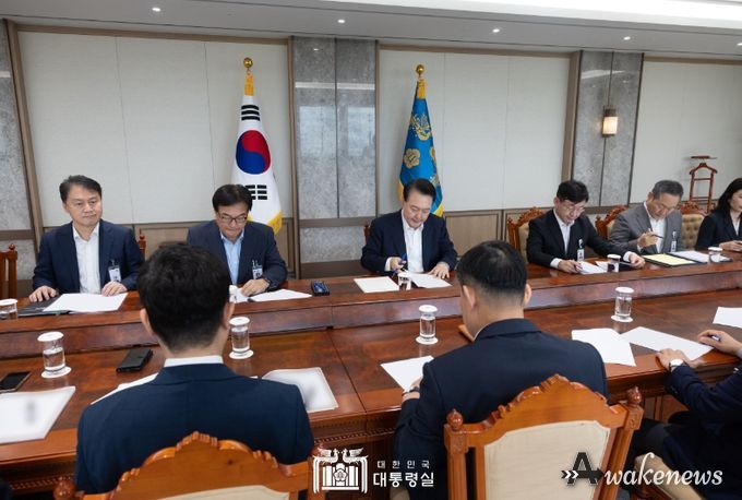 8월 26일 윤석열 대통령은 용산 대통령실에서 제100차 수석비서관회의를 주재했다.
