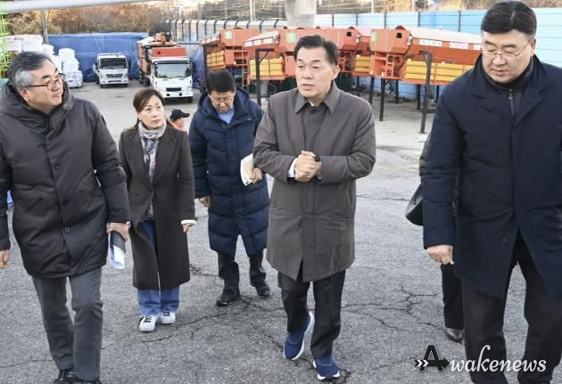 지난해 11월 이재준 수원시장이 제설창고를 점검하고 있다.
