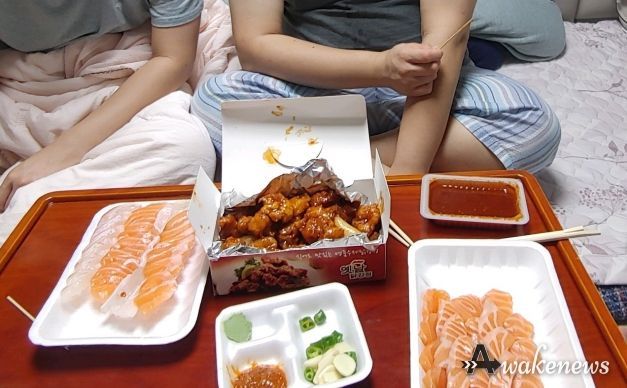 상품권으로 식사하는 모습