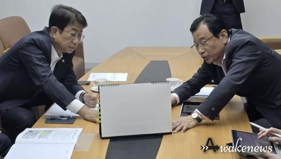 이현재 하남시장(오른쪽)은 지난 2일 박상우 국토교통부장관(왼쪽)을 만나 하남 교산ㆍ감일 신도시, 광역교통 등 현안사항을 논의하고 있다.