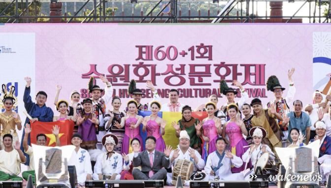 김현수 수원시 제1부시장(앞줄 가운데)과 축하공연 참가자들이 함께하고 있다.