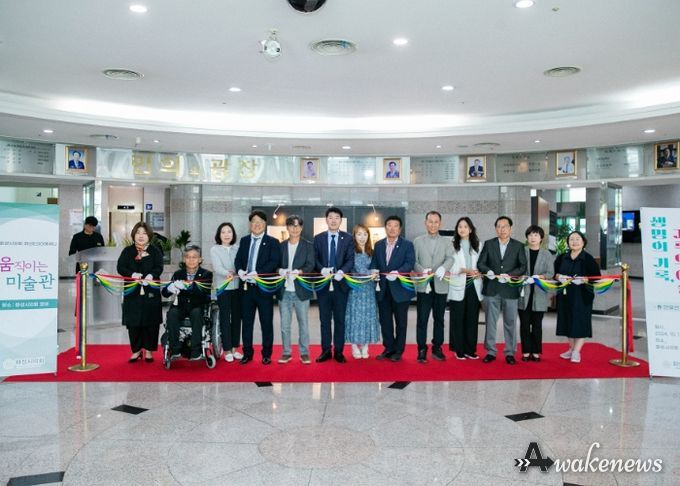 안유선작가와 화성시의회 단체 사진